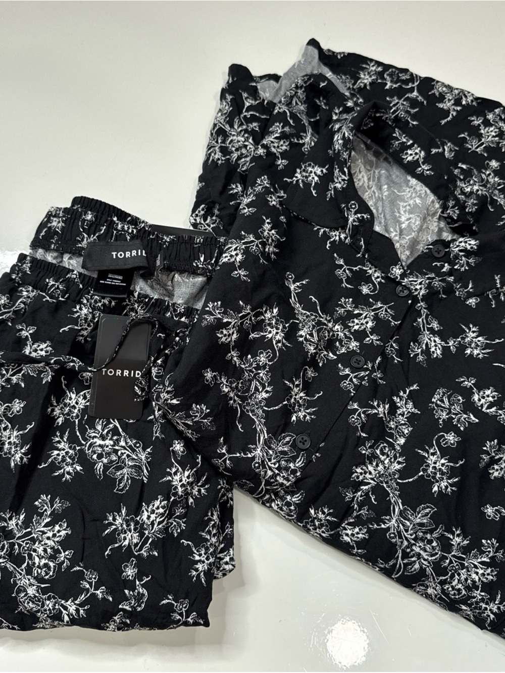 NEW Torrid Womens 4X Black Toile Challis Dolman Shirt and Shorts Set A030926